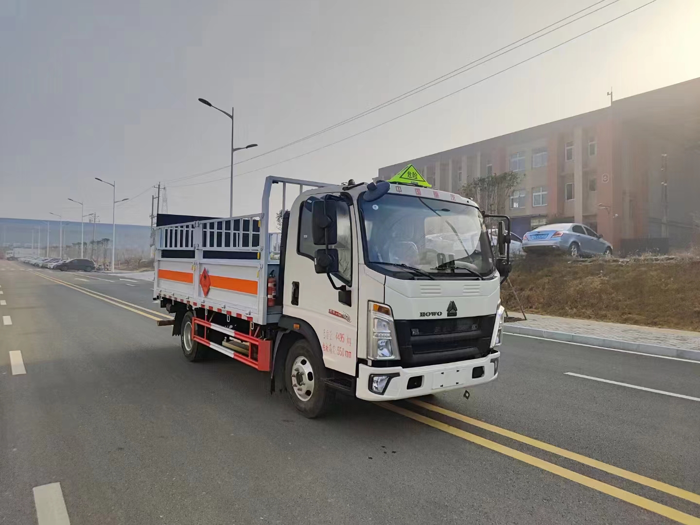 重汽豪沃藍(lán)牌4米2國(guó)六1.8噸氣瓶車(chē)