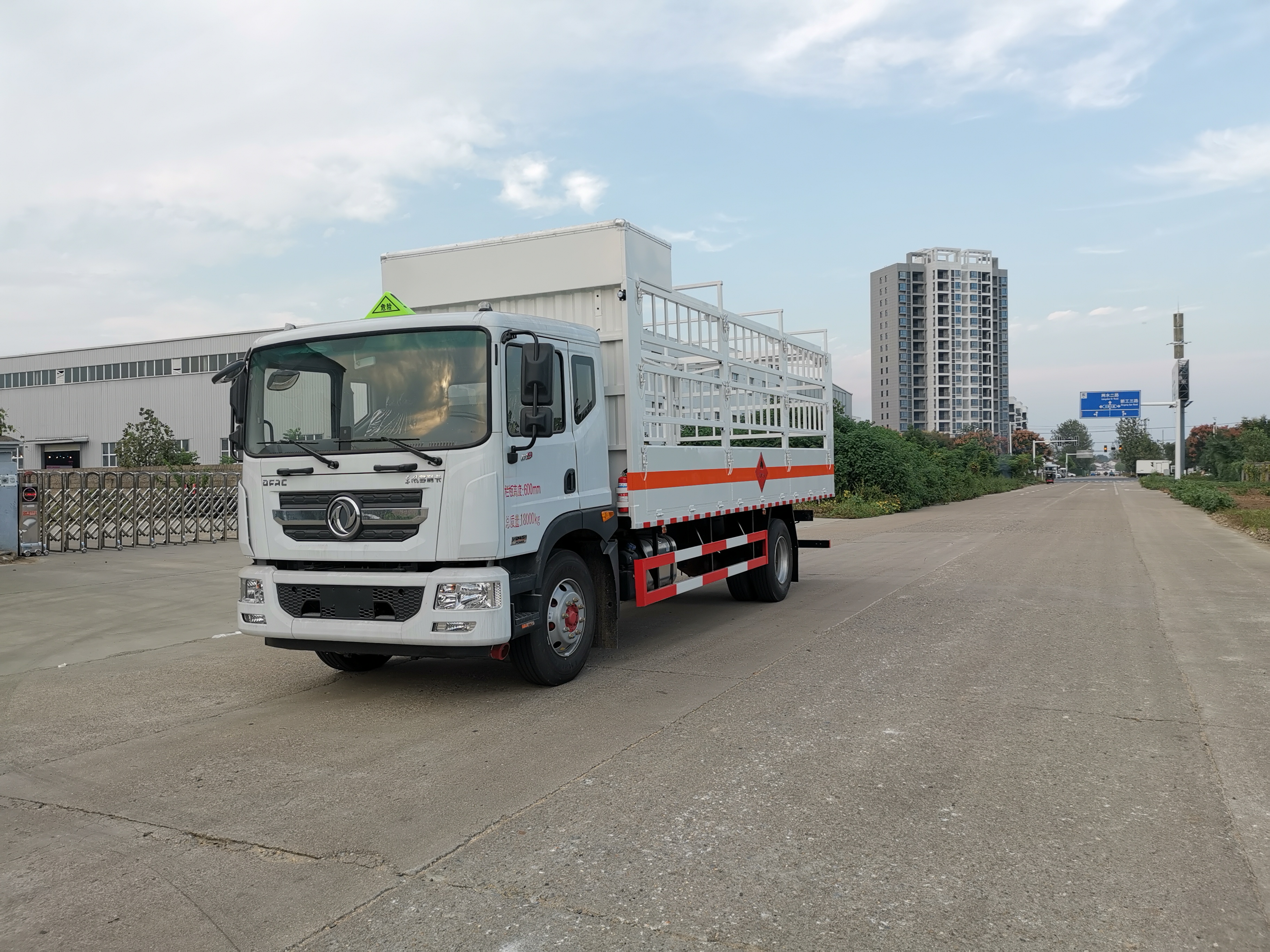 東風(fēng)D9國(guó)六帶滑道氣瓶車(chē)
